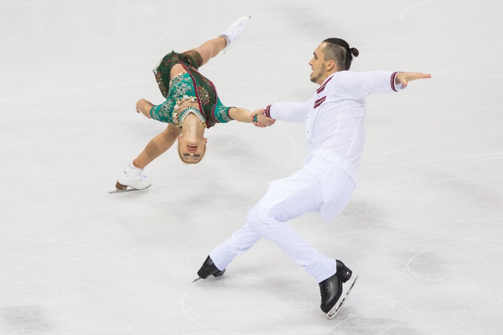 Ruská športová dvojica Maxim Trankov a Tatiana Volosožarová počas krátkeho programu športových dvojíc.