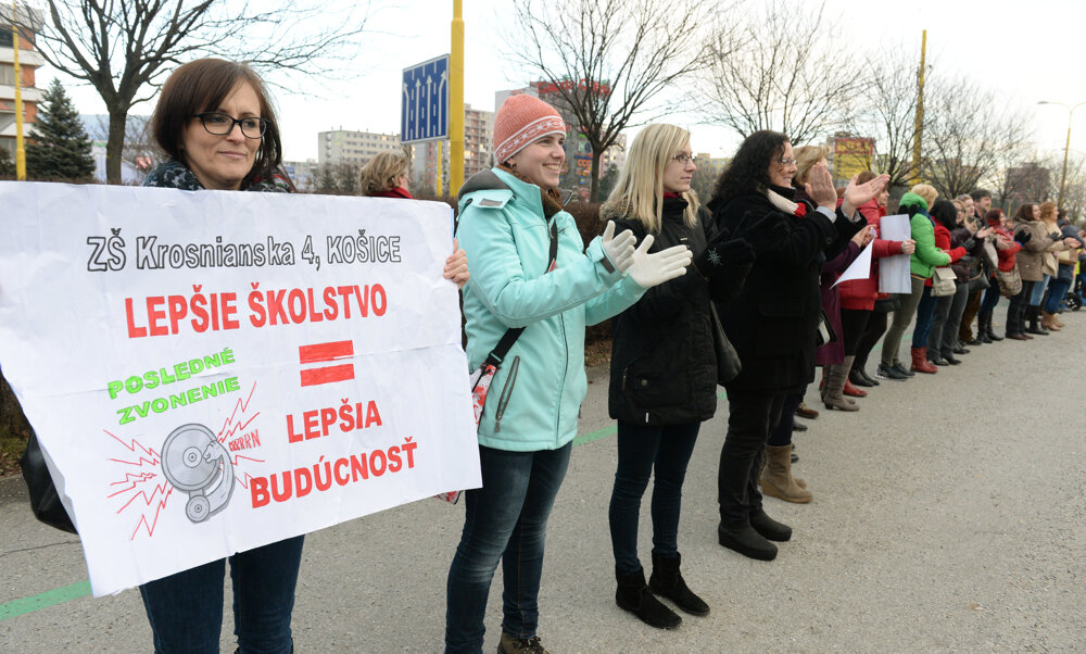 Živá reťaz na podporu učiteľov v Košiciach.