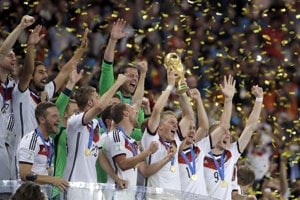Futbalisti Nemecka pózujú s trofejou pre majstrov sveta za rok 2014.