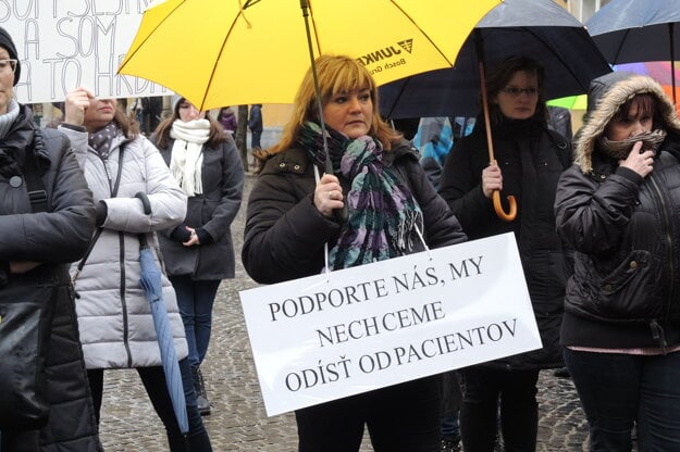 Na dnešné protestné zhromaždene v Trenčíne prišlo asi 70 ľudí.