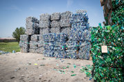 Na dvore firmy General Plastic sú desiatky ton plastových fliaš.