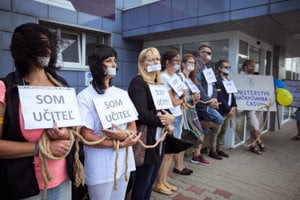 Účastníci z iniciatívy Slovenských učiteľov a Nie je nám to jedno, počas protestu s názvom: Začnite konať! pred budovou Ministerstva školstva SR.