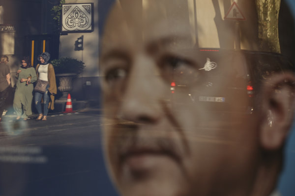 Turecká polícia zatkla pred voľbami 47 členov armády