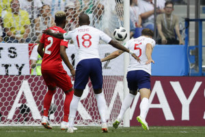 John Stones (vpravo) strieľa otvárací gól zápasu.