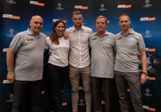 Na tlačovej konferencii pri predstavovaní nového kanálu bola aj futbalová hviezda Milan Škriniar.