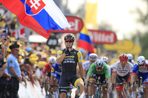 Peter Sagan končí tretí v 7. etape na Tour de France 2018, víťazí Dylan Groenewegen.