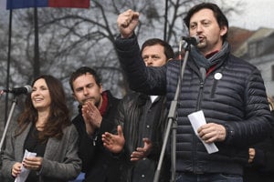 Herci Lukáš Latinák, Alexander Bárta, Juraj Kemka a Henrieta Miškovicová počas protestného zhromaždenia Za slušné Slovensko v Bratislave v apríli 2018.