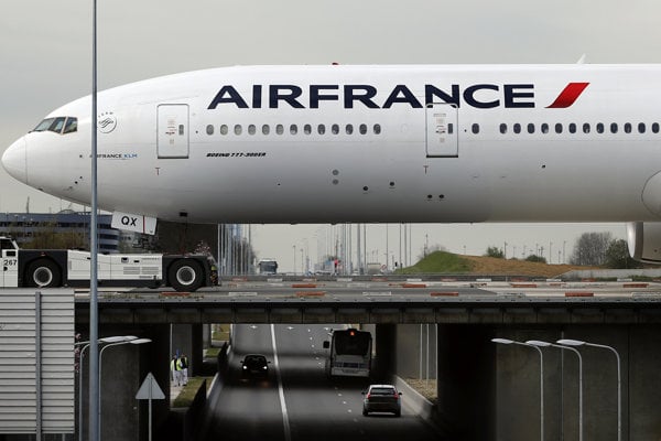 Vedenie Air France-KLM a odborári dosiahli dohodu o raste miezd