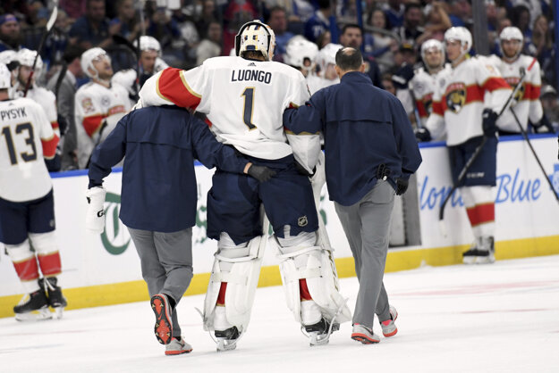 Brankár Floridy Roberto Luongo opúšťa ľad po zranení.
