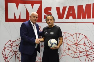 Štefan Korman z vydavateľstva Petit Press a Steven Singh z automobilky Jaguar Land Rover. Firemný turnaj bol miestom mnohých zaujímavých stretnutí. 