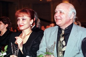 Redaktorka TV Markíza Anna Ghanamová (vľavo) ocenená v kategórii Publicistika a spisovateľ Lajos Grendel (vpravo) ocenený v kategórii Literatúra počas slávnostného večera udeľovania cien Krištáľové krídlo 1998, ktoré rozdali v šiestich umeleckých a odborných oblastiach najvýraznejším slovenským osobnostiam 6. marca 1999 v bratislavskej Redute.