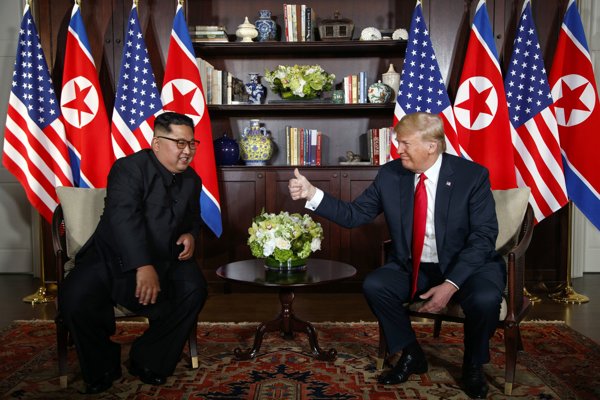 Americký prezident Donald Trump (vpravo) a severokórejský líder Kim Čong-un počas historického summitu v hoteli Capella na singapurskom ostrove Sentosa.