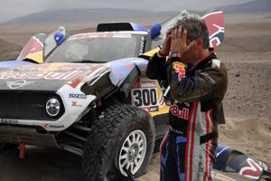 Dvojnásobný vížtaz Rely Dakar Carlos Sainz v tretej etape poškodil auto a nabral veľkú stratu.