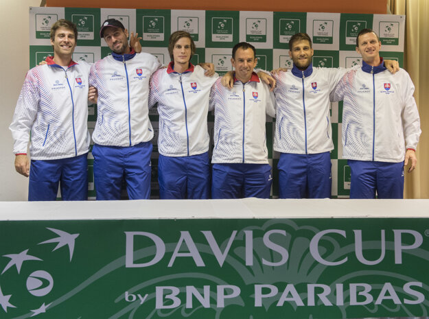 Slovenskí daviscupoví reprezentanti zľava, Norbert Gombos, Igor Zelenay, Filip Horanský, nehrajúci kapitán Dominik Hrbatý, Martin Kližan a Filip Polášek.