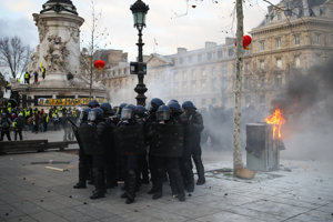V Paríži sa demonštranti dostali do stretov z políciou.