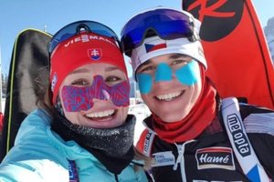 Paulína Fialková s českým biatlonistom Michalom Krčmářom pri tréningu v Canmore. 