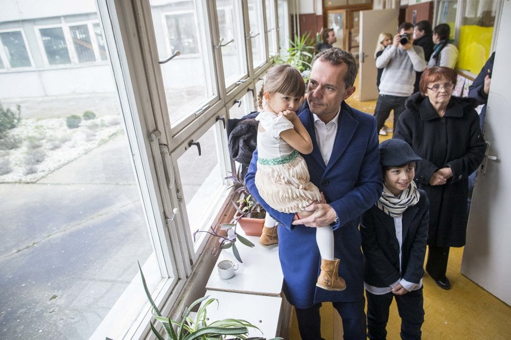 Líder Siete Radoslav Procházka odvolil v spoločnosti rodiny v Trnave.