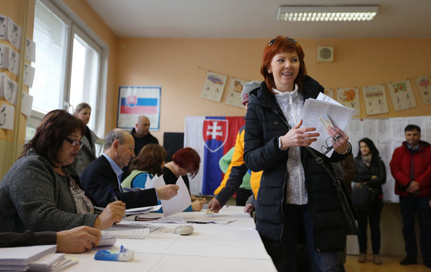 Na snímke volička po prevzatí hlasovacích lístkov v Liptovskom Mikuláši.