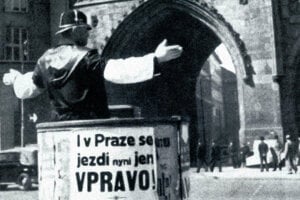 Na archívnej snímke z roku 1939 riadi dopravný strážnik dopravu v Prahe. 