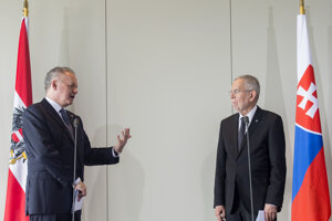 Prezident SR Andrej Kiska (vľavo) a prezident Rakúska Alexander Van der Bellen (vpravo) počas tlačovej konferencie.
