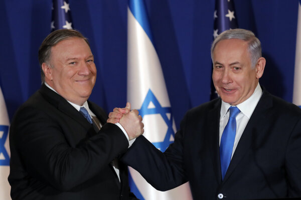 Šéf americkej diplomacie Mike Pompeo a izraelský premiér Benjamin Netanjahu. 