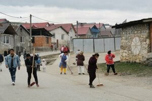 Rómovia z Bystrian pracujúci na aktivačných prácach. 