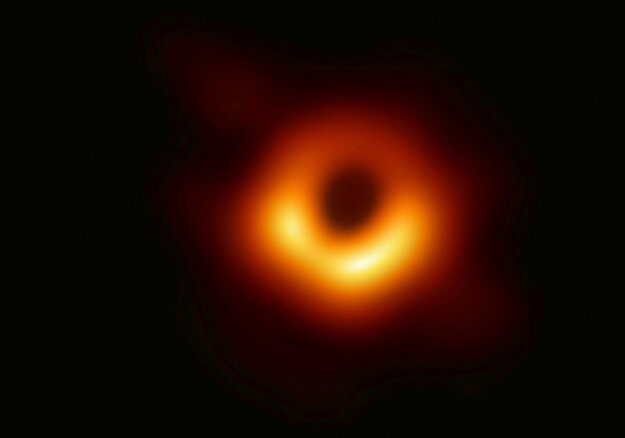 Prvá fotografia čiernej diery v strede galaxie Messier 87.
