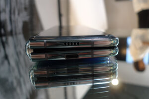 Smartfón Galaxy Fold v zloženom stave.