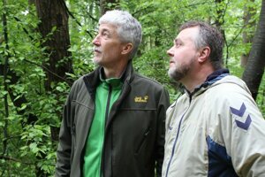 Aktivisti Michal Bizoň a Richard Pekara rozbehli petíciu za lesopark nad Púchovom.