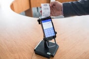 Tlač bločku na eKasa FiskalPRO A8 s 5,5-palcovým dotykovým displejom, je to integrovaná registračná pokladnica, platobný terminál a čítačka čiarových a QR kódov.