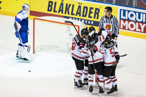 Hokejisti Kanady oslavujú gól v zápase Slovensko - Kanada na MS v hokeji 2019.