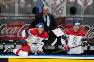 David Sklenička (vľavo), Dominik Simon a v pozadí tréner Miloš Říha počas zápasu Rusko - Česko na MS v hokeji 2019.