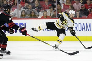 Brad Marchand (vpravo) v zápase proti Caroline Hurricanes.