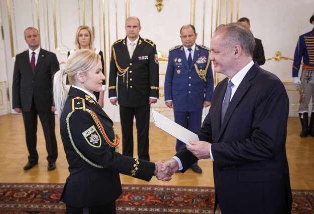 Prezident SR Andrej Kiska a plukovníčka Jana Maškarová počas menovania generálov.
