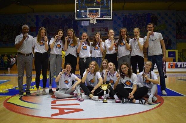 Bronzové Spišiačky. Horný rad zľava: António da Cruz - tréner, Mokrišová, Hrušovská, Kleinová, Kačírová, Matúšová, Fibišová, Jarošová, Kostelníková, David Demečko – tréner. Dolný rad zľava: Dulovičová, Babíková, Lysová, Karaffová, Pokrievková.