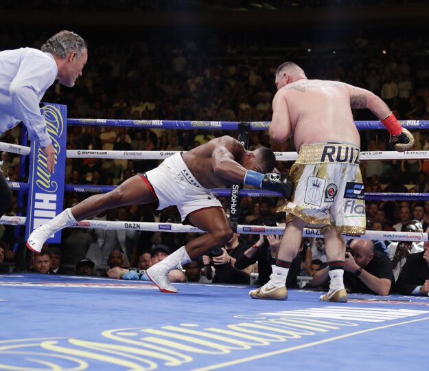 Anthony Joshua prehral v súboji s Andym Ruizom (vpravo).