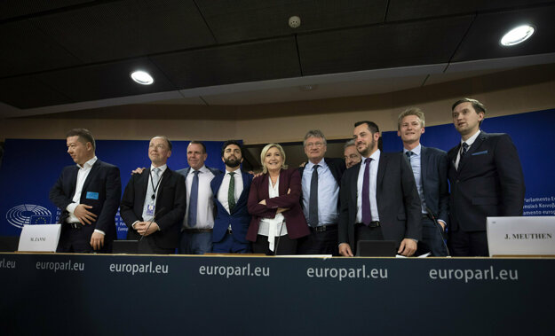 ...a navyše aj Tomio Okamura a Jussi Halla-Aho (vľavo) a sprava: Jaak Madison (Estónsko), Peter Kofod (Dánsko)