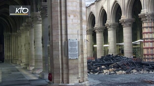 Pohľad na zničenú katedrálu Notre-Dame.