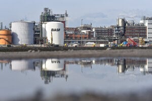 Firma BASF prepustí tisíce ľudí.
