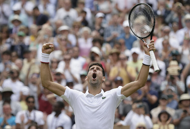 Novak Djokovič sa teší po výhre nad Davidom Goffinom vo štvrťfinále Wimbledonu 2019.