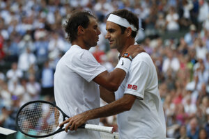 Roger Federer a Rafael Nadal sa objímajú po skončení semifinále Wimbledonu 2019.