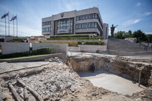 Výstavba stožiaru pred parlamentom.