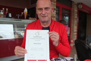 Rekordér Róbert Bocian dnes. S jedným z certifikátov o rekorde. 