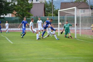 Dubničan Vaculík (v modrom vpravo) dáva proti Šamorínu vyrovnávajúci gól na 1:1. 
