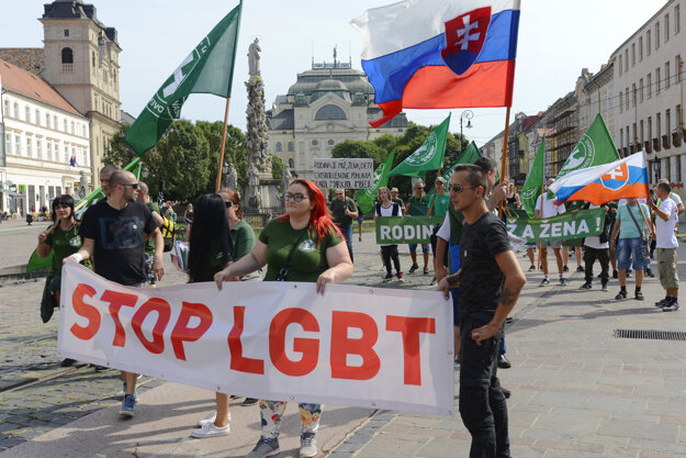 Odporcovia ideológie LGBTI v Košiciach pod zástavami ĽSNS.
