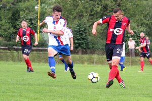 Futbalisti Rajca (v červeno-čiernom) odohrali prvý domáci zápas v tejto sezóne.