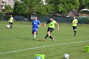 Prečín (v zelenom) nenadviazal na výhru z Hlohovca. 