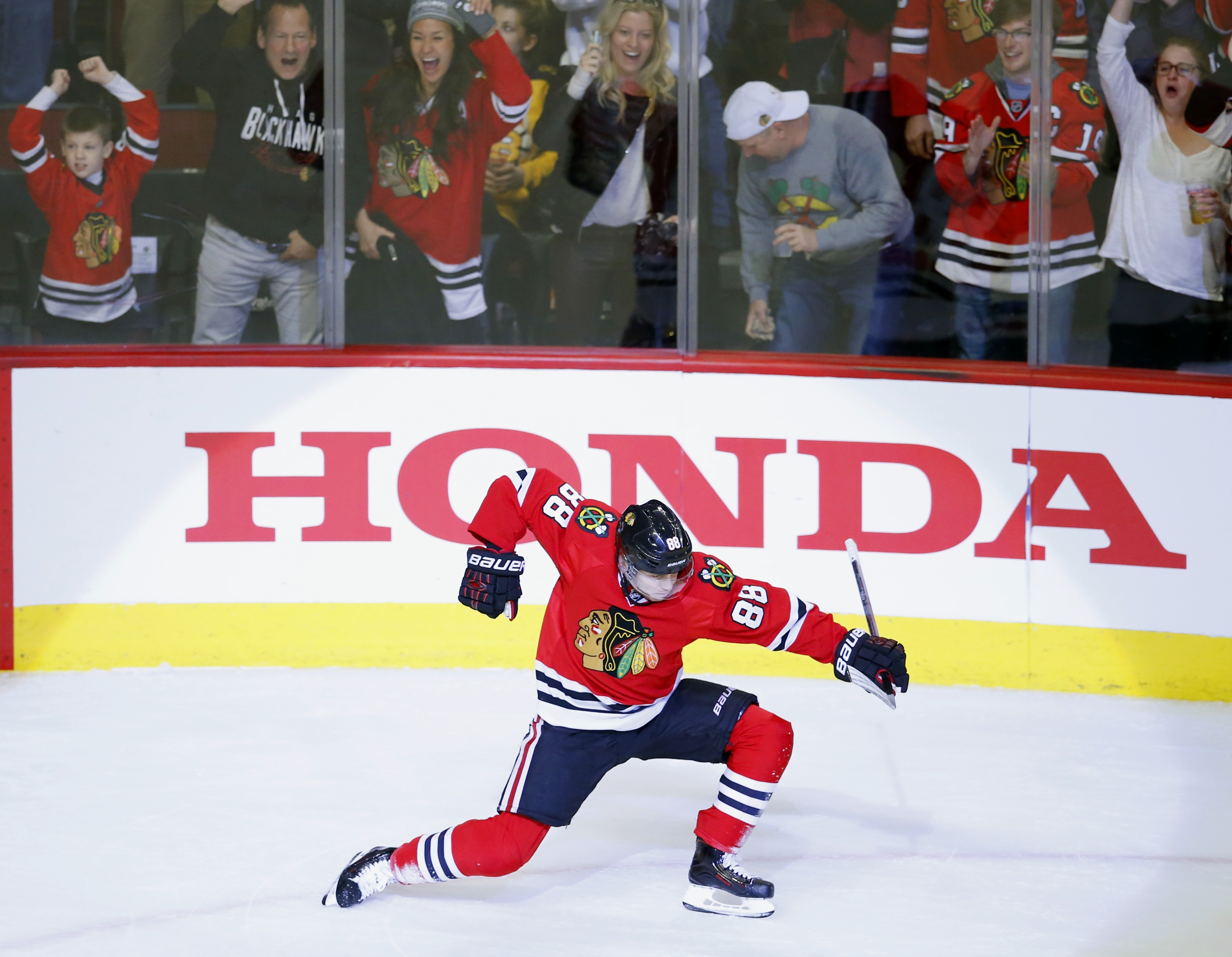 aptopix_bruins_blackhawks_hockey-78a8eba_r86.jpeg aptopix_bruins_blackhawks_hockey-78a8eba_r86.jpeg