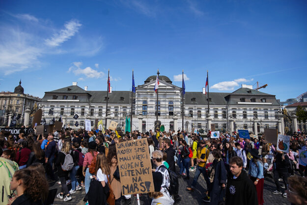 Protestujúci pred prezidentským palácom.
