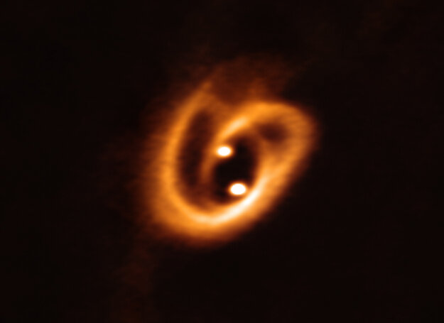 Európske južné observatórium nazvalo záber rodiacej sa dvojhviezdy